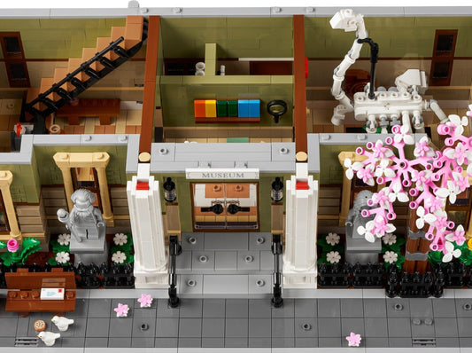 LEGO set 10326 – Natuurhistorisch museum uit de Lego Icons collectie, te huur in West- en Oost-Vlaanderen bij Brickset for You