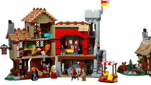 LEGO set 10332 – Middeleeuws stadsplein uit de Lego Icons collectie, te huur in West- en Oost-Vlaanderen bij Brickset for You