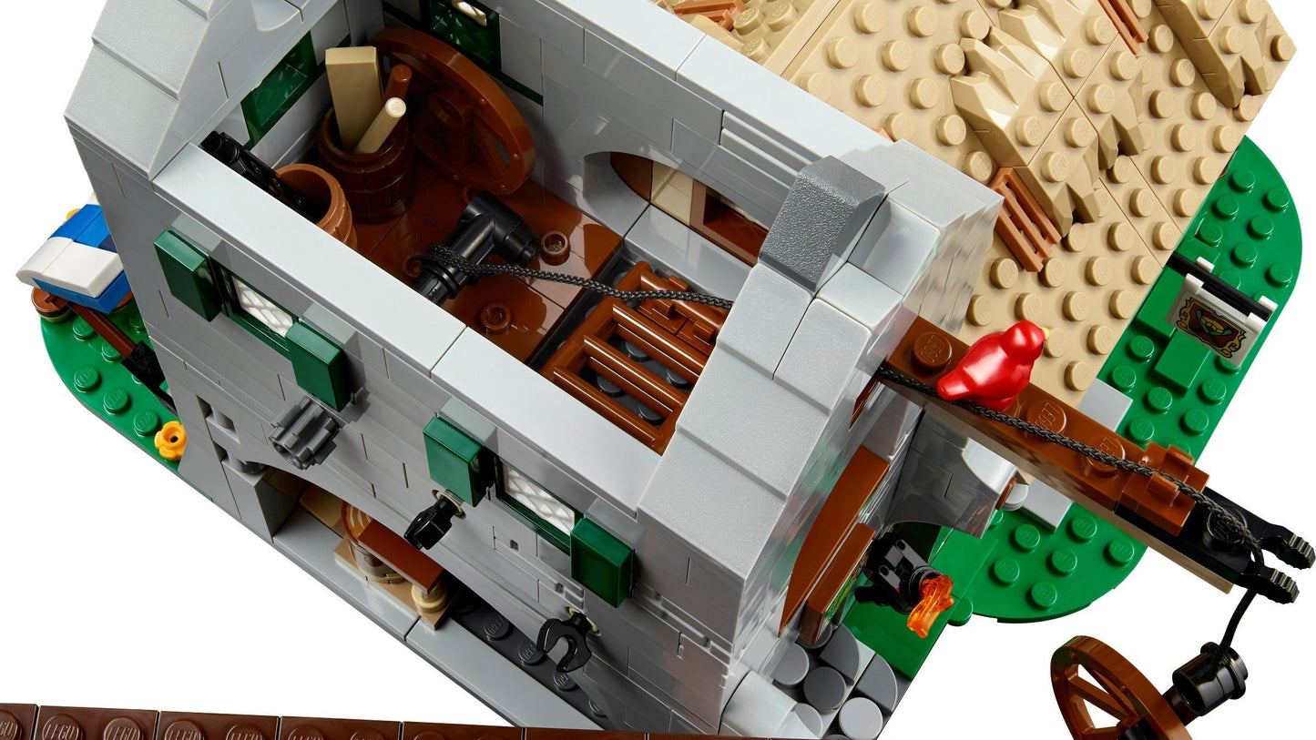 LEGO set 10332 – Middeleeuws stadsplein uit de Lego Icons collectie, te huur in West- en Oost-Vlaanderen bij Brickset for You