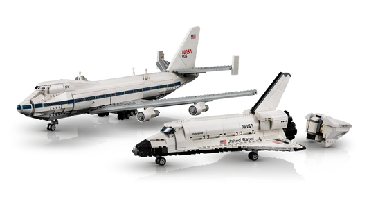 LEGO set 10360 – Shuttle Carrier Aircraft uit de Lego Icons, te huur in West- en Oost-Vlaanderen bij Brickset for You