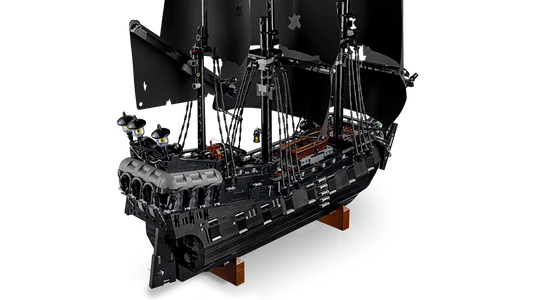 LEGO set 10365 – Het piratenschip van kapitein Jack Sparrow uit de Lego Icons collectie, te huur in West- en Oost-Vlaanderen bij Brickset for You