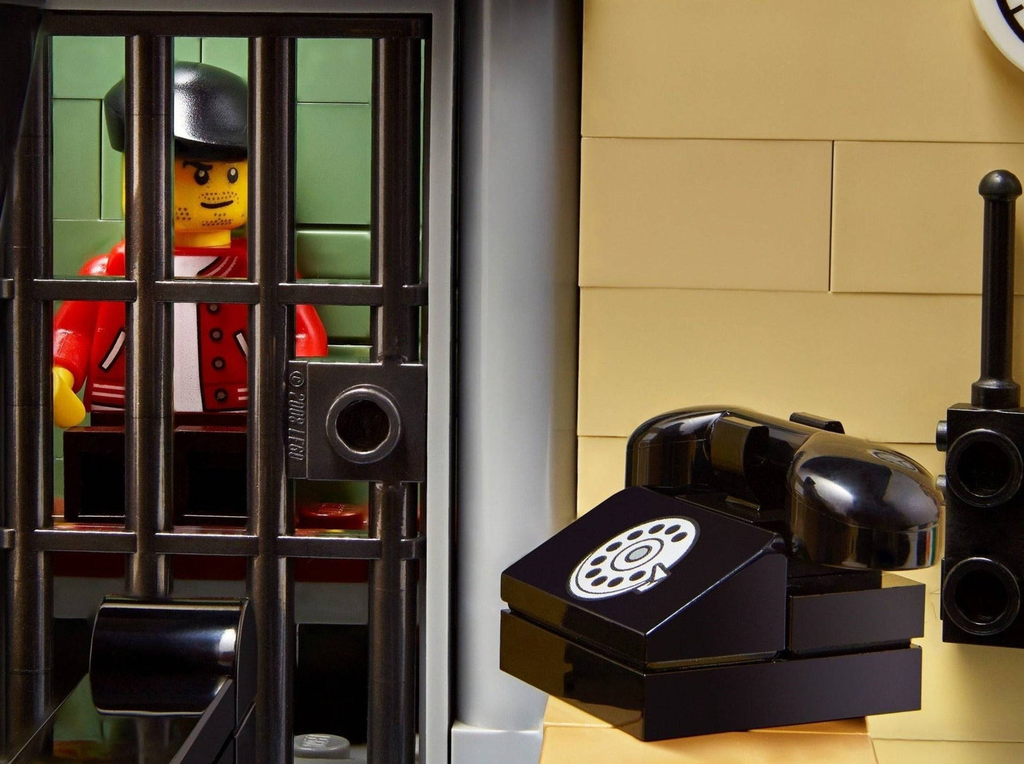 LEGO set 10278 – Politiebureau uit de Lego Creator Expert collectie, te huur in West- en Oost-Vlaanderen bij Brickset for You