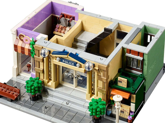 LEGO set 10278 – Politiebureau uit de Lego Creator Expert collectie, te huur in West- en Oost-Vlaanderen bij Brickset for You