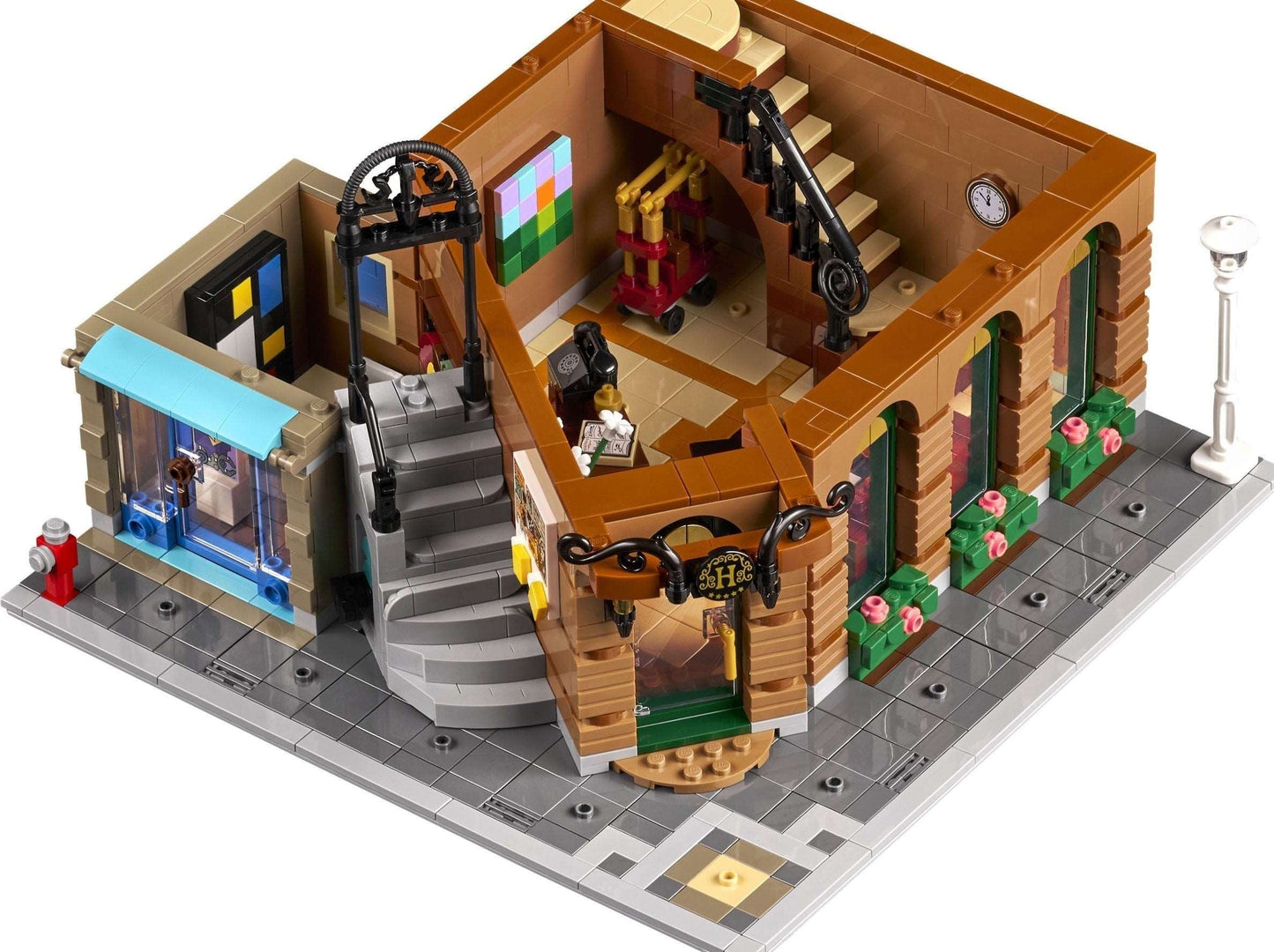 LEGO set 10297 – Boetiekhotel (Set 1) uit de Lego Creator Expert collectie, te huur in West- en Oost-Vlaanderen bij Brickset for You