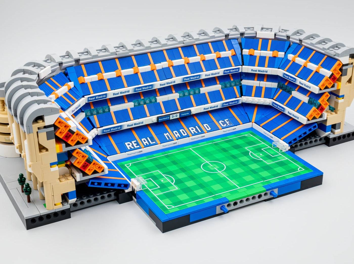 LEGO set 10299 – Real Madrid – stadion Santiago Bernabéu uit de Lego Creator Expert collectie, te huur in West- en Oost-Vlaanderen bij Brickset for You