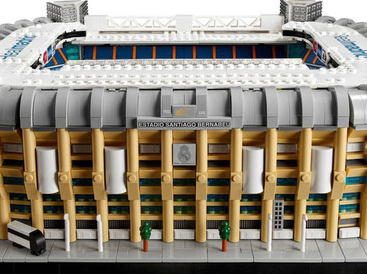LEGO set 10299 – Real Madrid – stadion Santiago Bernabéu uit de Lego Creator Expert collectie, te huur in West- en Oost-Vlaanderen bij Brickset for You