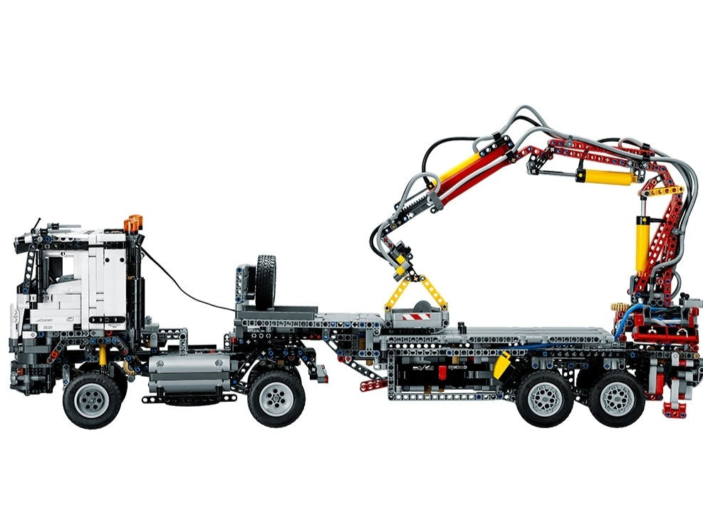 LEGO set 42043 – Mercedes-Benz Arocs 3245 uit de Lego Technic collectie, te huur in West- en Oost-Vlaanderen bij Brickset for You