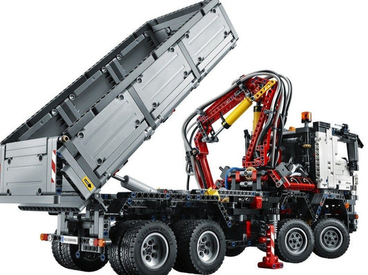 LEGO set 42043 – Mercedes-Benz Arocs 3245 uit de Lego Technic collectie, te huur in West- en Oost-Vlaanderen bij Brickset for You