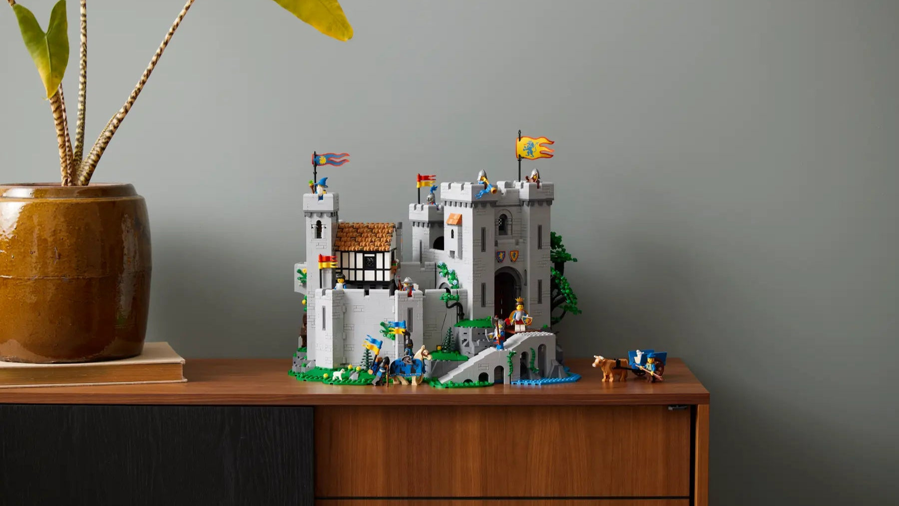 LEGO set 10305 Leeuwenridders Kasteel te huur bij Brickset for You in Kortrijk, West en Oost-Vlaanderen
