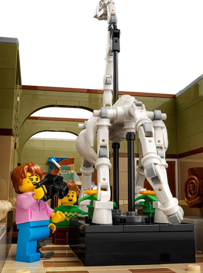 LEGO set 10326 – Natuurhistorisch museum uit de Lego Icons collectie, te huur in West- en Oost-Vlaanderen bij Brickset for You