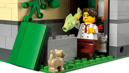 LEGO set 10350 – Hoekpand in tudorstijl uit de Lego Icons collectie, te huur in West- en Oost-Vlaanderen bij Brickset for You
