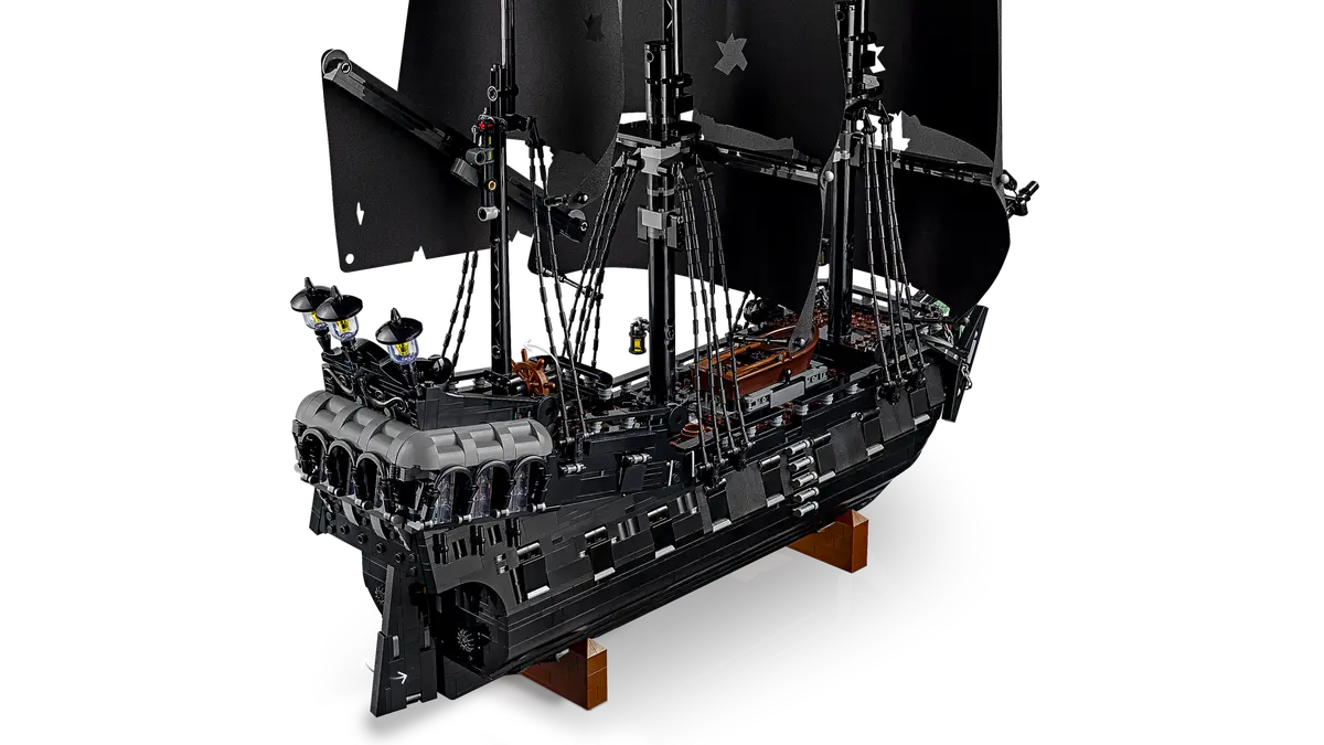 LEGO set 10365 – Het piratenschip van kapitein Jack Sparrow uit de Lego Icons collectie, te huur in West- en Oost-Vlaanderen bij Brickset for You