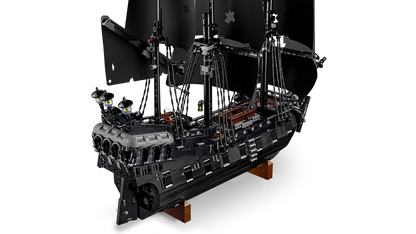 LEGO set 10365 – Het piratenschip van kapitein Jack Sparrow uit de Lego Icons collectie, te huur in West- en Oost-Vlaanderen bij Brickset for You