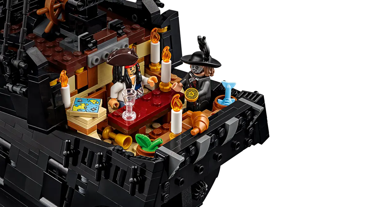 LEGO set 10365 – Het piratenschip van kapitein Jack Sparrow uit de Lego Icons collectie, te huur in West- en Oost-Vlaanderen bij Brickset for You