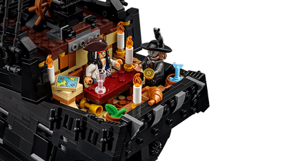 LEGO set 10365 – Het piratenschip van kapitein Jack Sparrow uit de Lego Icons collectie, te huur in West- en Oost-Vlaanderen bij Brickset for You