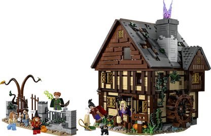 LEGO set 21341 – Disney Hocus Pocus: het huisje van de Sanderson-zussen uit de Lego Ideas collectie, te huur in West- en Oost-Vlaanderen bij Brickset for You