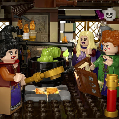 LEGO set 21341 – Disney Hocus Pocus: het huisje van de Sanderson-zussen uit de Lego Ideas collectie, te huur in West- en Oost-Vlaanderen bij Brickset for You