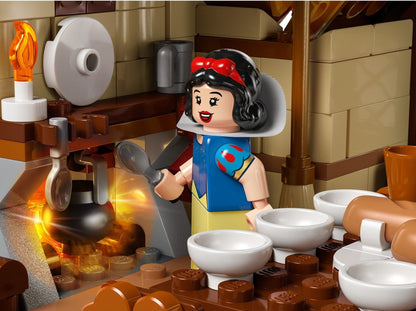 LEGO set 43242 – Huisje van Sneeuwwitje en de zeven dwergen uit de Lego Disney collectie, te huur in West- en Oost-Vlaanderen bij Brickset for You