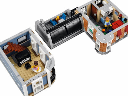 LEGO set 10255 – Gebouwenset uit de Lego Creator Expert collectie, te huur in West- en Oost-Vlaanderen bij Brickset for You