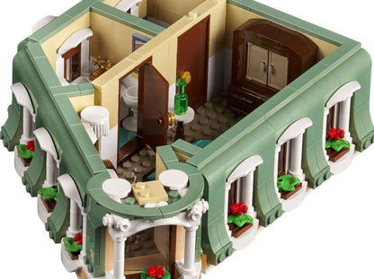 LEGO set 10297 – Boetiekhotel (Set 1) uit de Lego Creator Expert collectie, te huur in West- en Oost-Vlaanderen bij Brickset for You