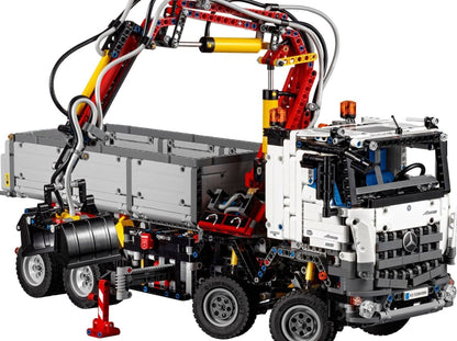 LEGO set 42043 – Mercedes-Benz Arocs 3245 uit de Lego Technic collectie, te huur in West- en Oost-Vlaanderen bij Brickset for You
