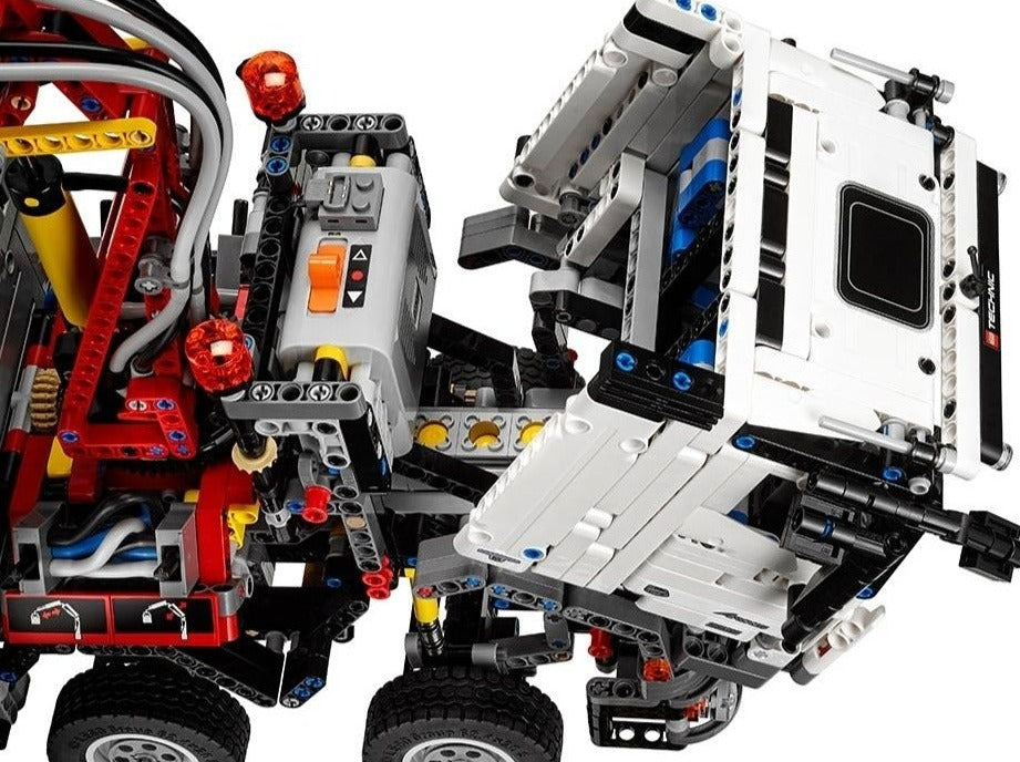 LEGO set 42043 – Mercedes-Benz Arocs 3245 uit de Lego Technic collectie, te huur in West- en Oost-Vlaanderen bij Brickset for You