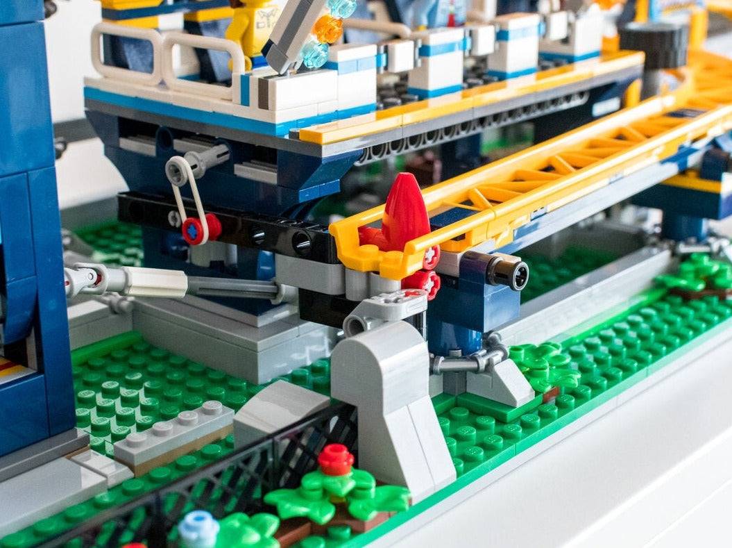 Lego Set 10303 Lusachtbaan te huur bij Brickset for You in kortrijk, West-Vlaanderen